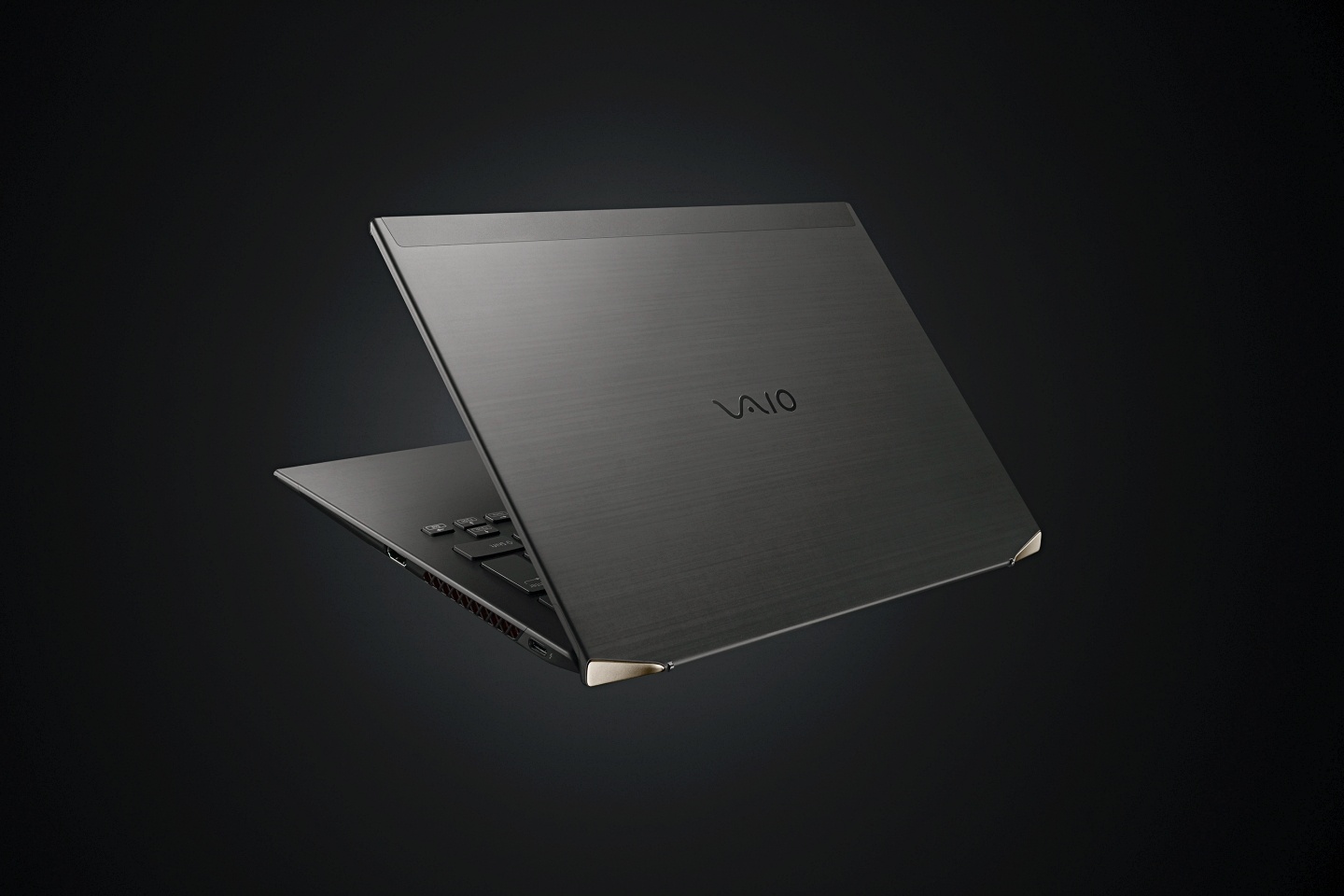 VAIO 推出新款旗艦筆電『 VAIO Z 』，全機身採用碳纖維材質，重量不到一公斤！