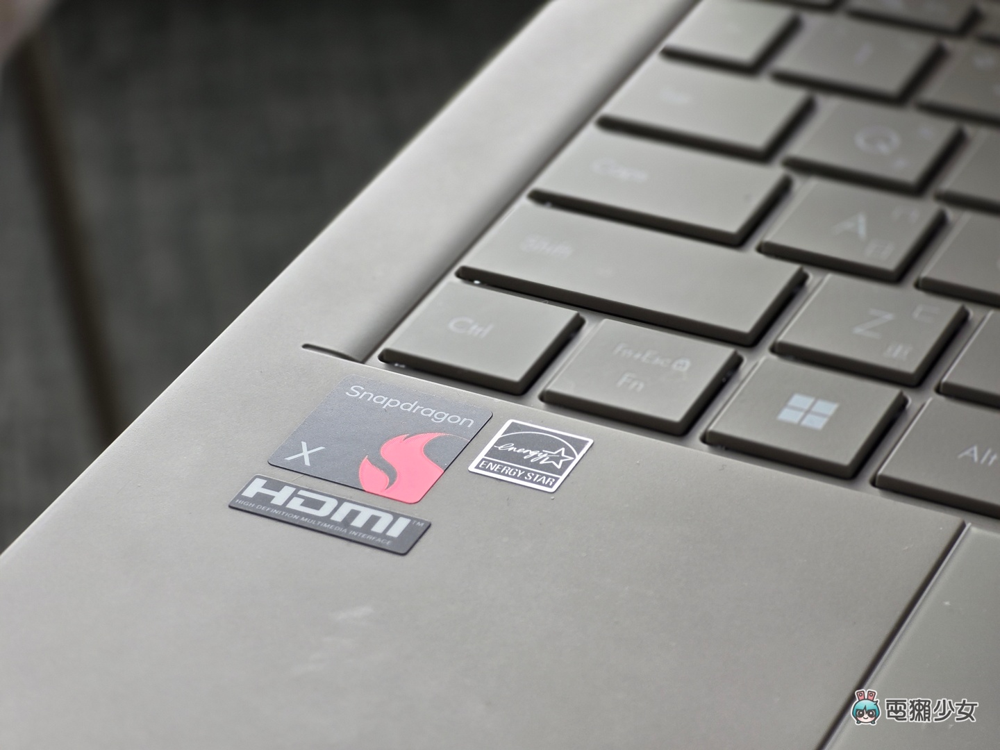 我選了一台高通筆電  ASUS Zenbook A14（UX3407）不到四萬元、低於一公斤