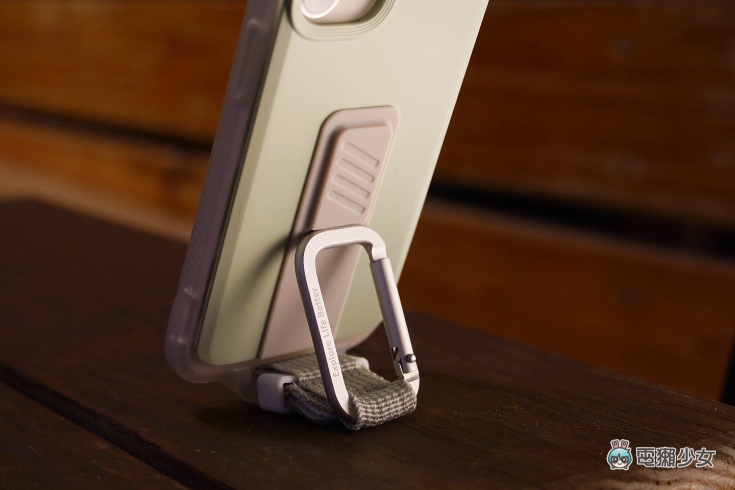 帶著 iPhone 12 掛著走！bitplay 新品手機殼戶外風格 Wander Case 系列全開箱，機能性掛繩與立架