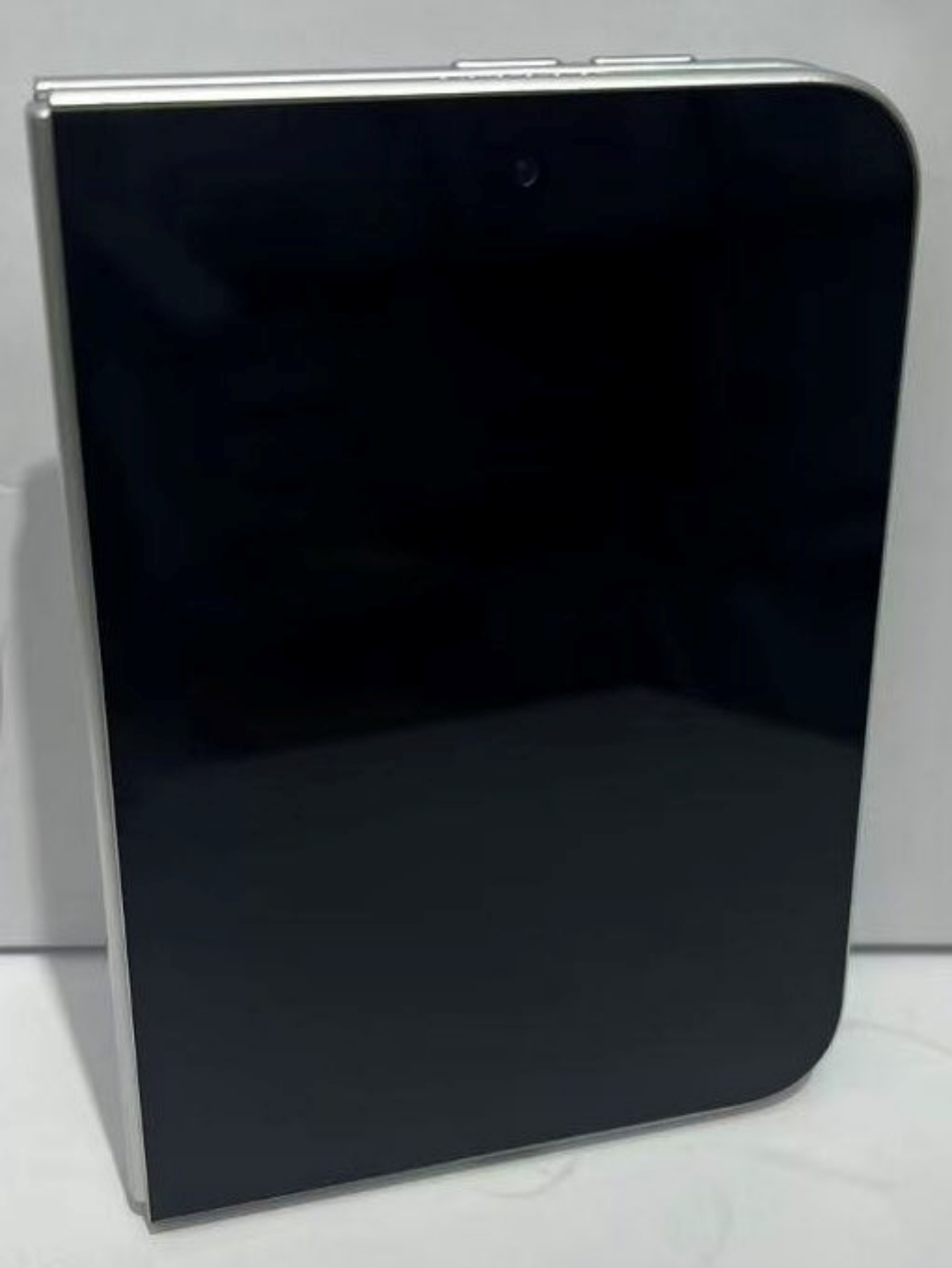 蘋果摺疊 iPhone 外型再曝光！神秘新機可能只有白色？