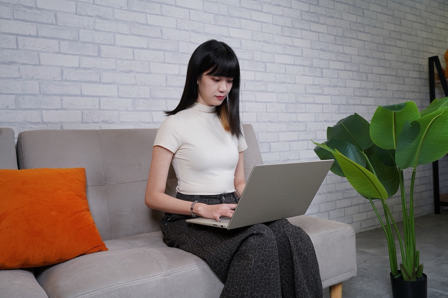 【評測】ASUS Zenbook A16 (UX3607OA) 開箱：金色機身我喜歡你啊 😍