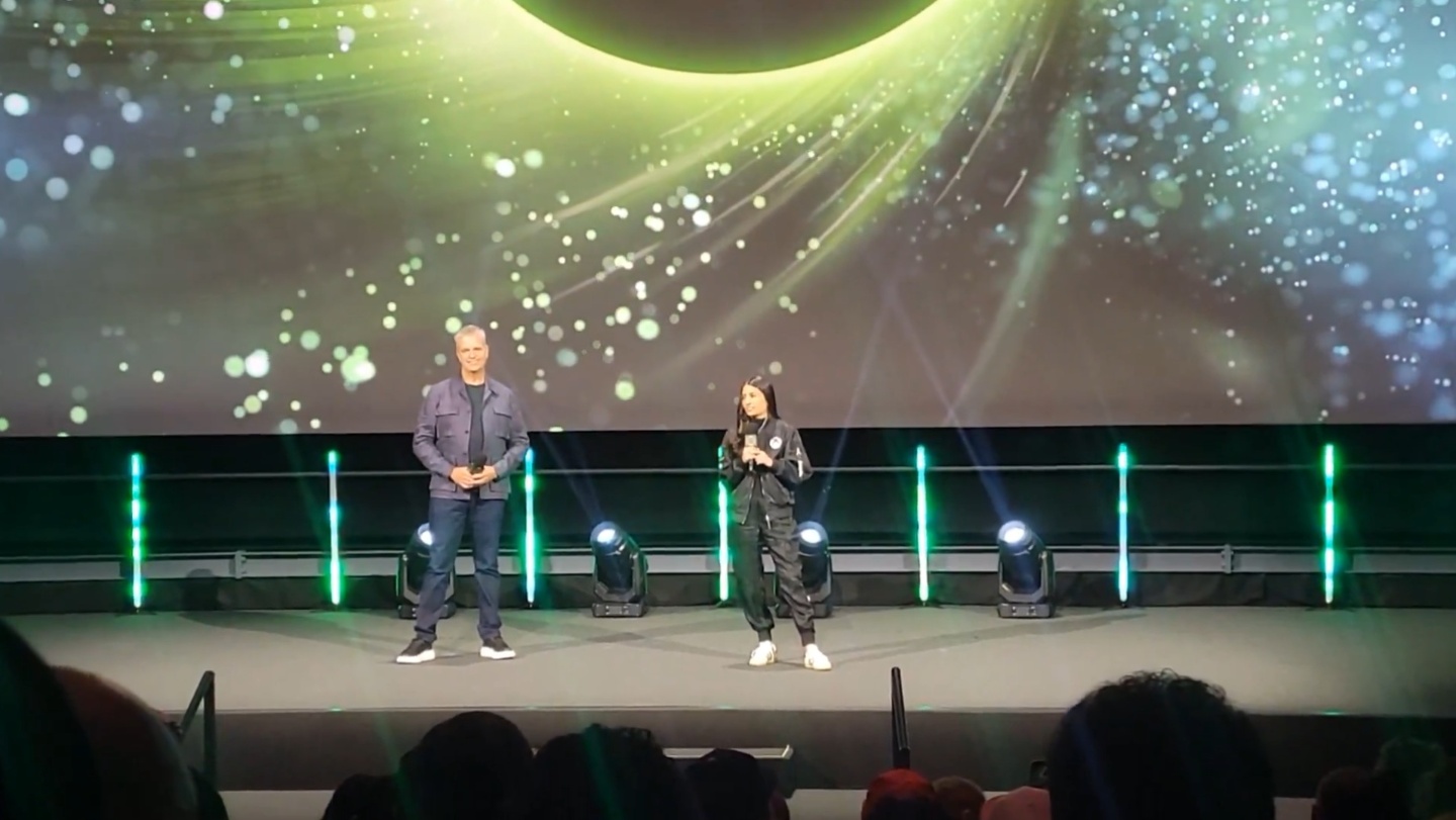 Xbox 新任執行長在 FanFest 上送限量主機 現場粉絲嗨翻