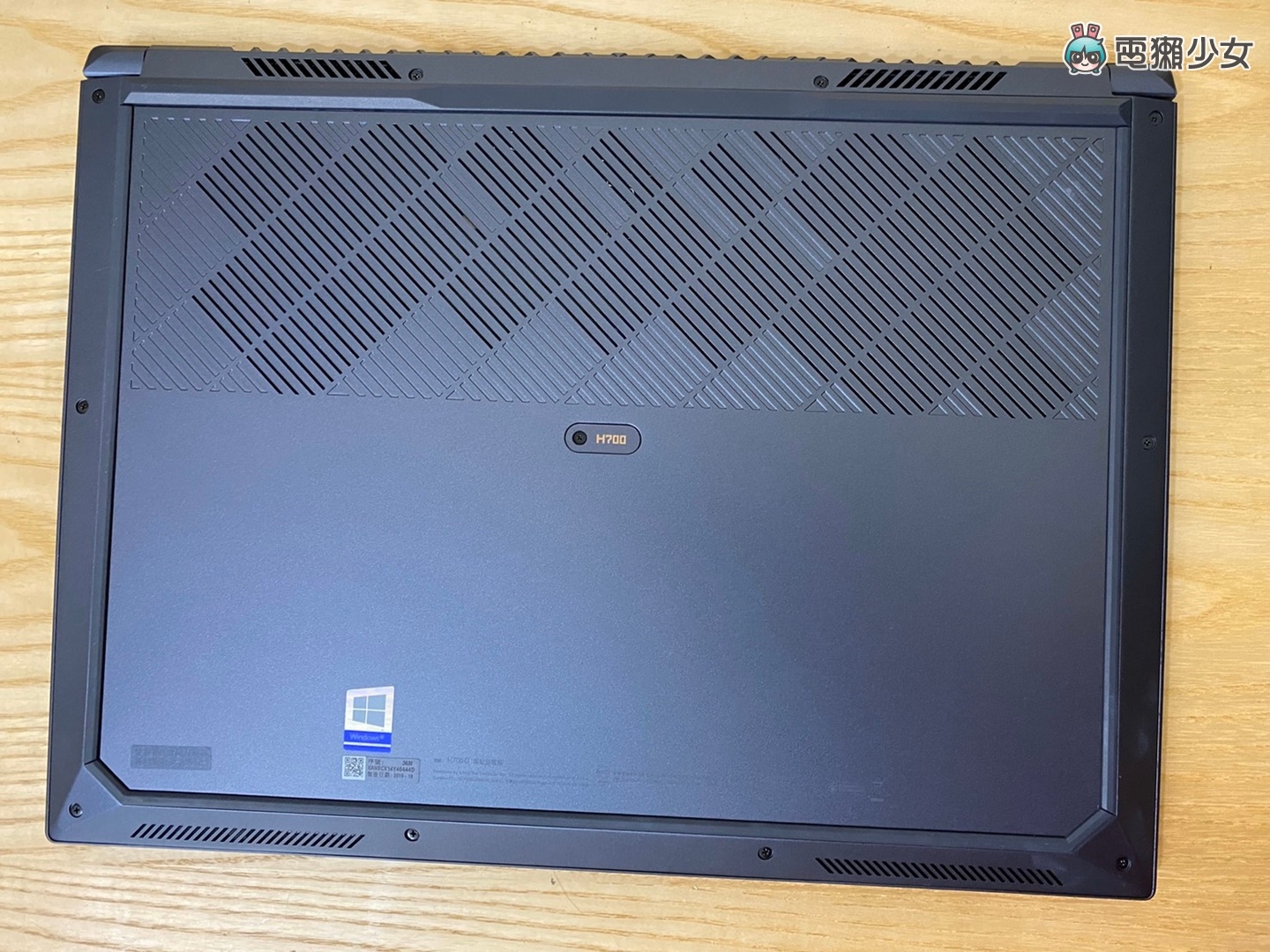 開箱｜為專業創作者而生『 ASUS ProArt StudioBook 17 (H700) 』有 Pantone 認證螢幕、開多個專案也不卡頓的效能！