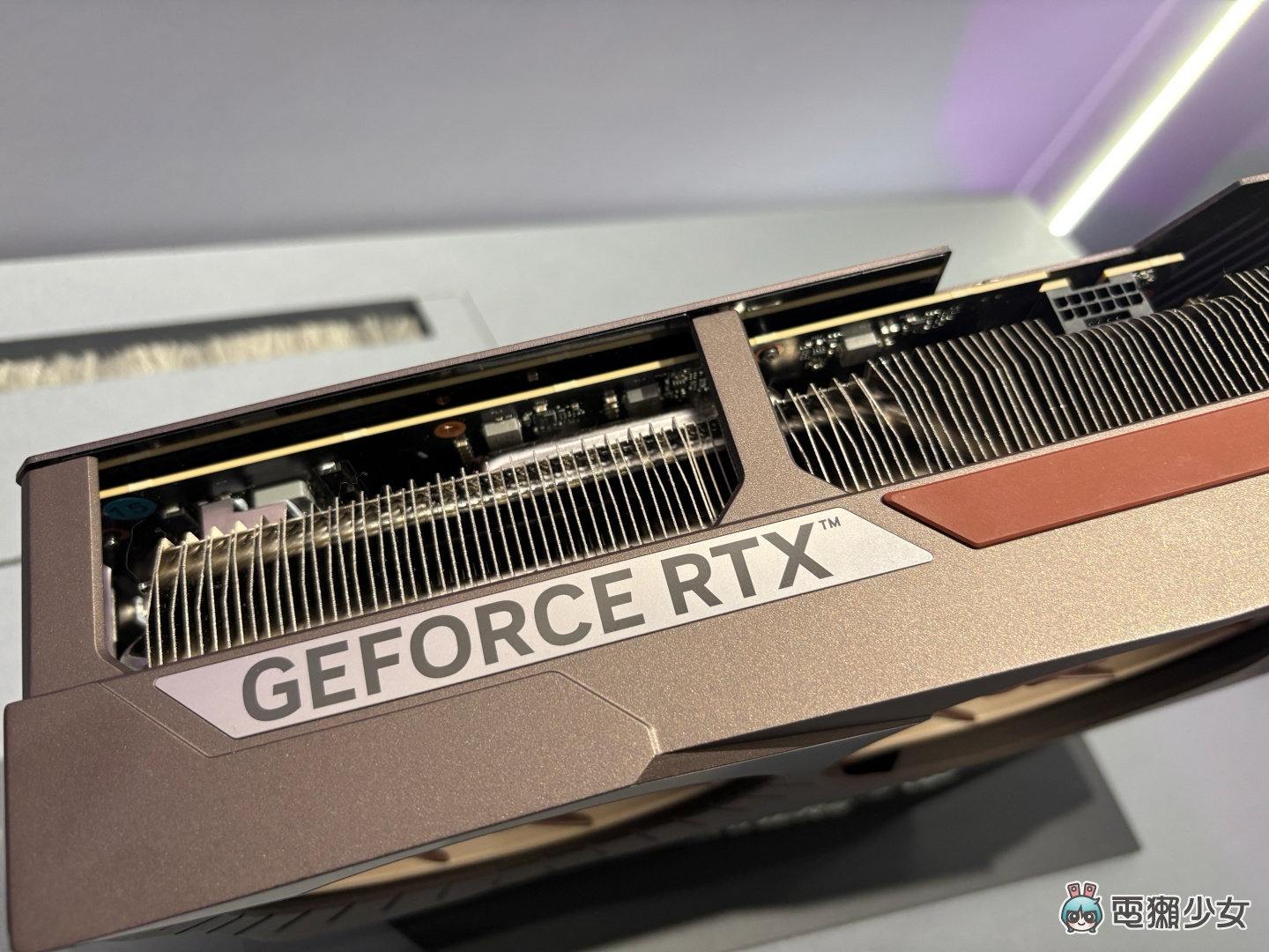 2025 COMPUTEX 華碩聯手貓頭鷹 Noctua 推出三風扇顯卡 GeForce RTX 5080