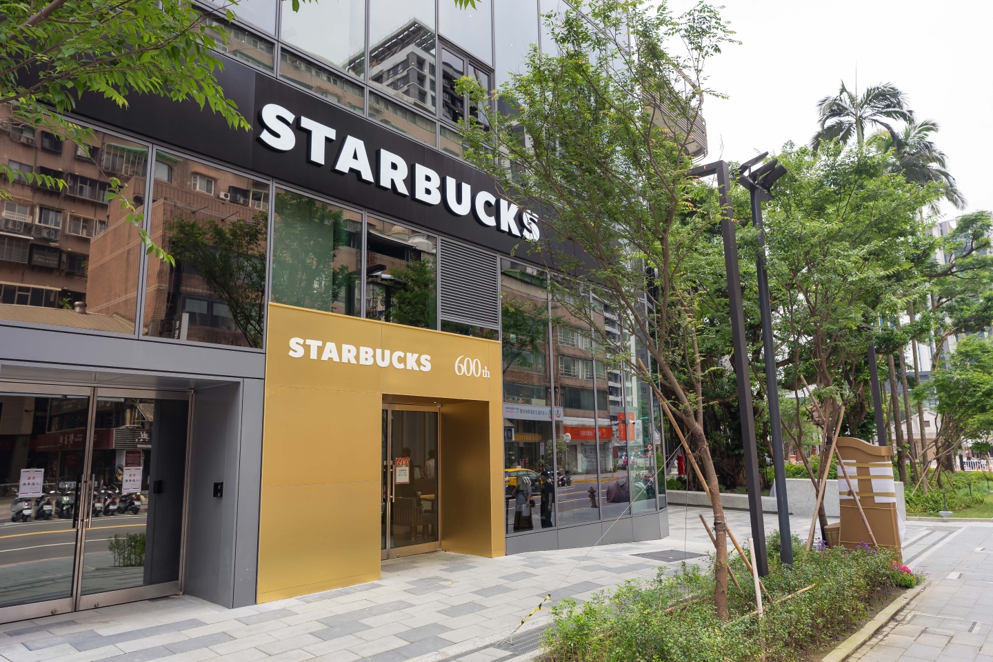 康是美、星巴克全台雙 600 店達成！「愿秀門市」直接變成最新打卡地標