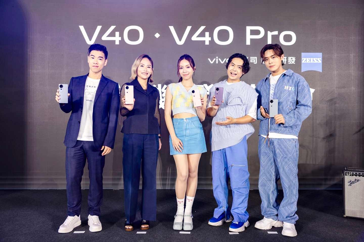 出門｜全球首款前後雙蔡司鏡頭：vivo V40 系列外觀、規格、售價上市整理