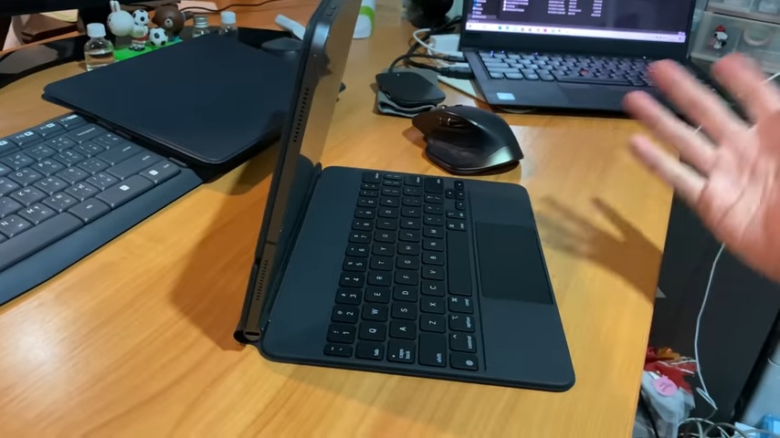 外國 YouTuber 開箱 iPad Pro 巧控鍵盤，鍵盤手感佳，但超乎想像地重