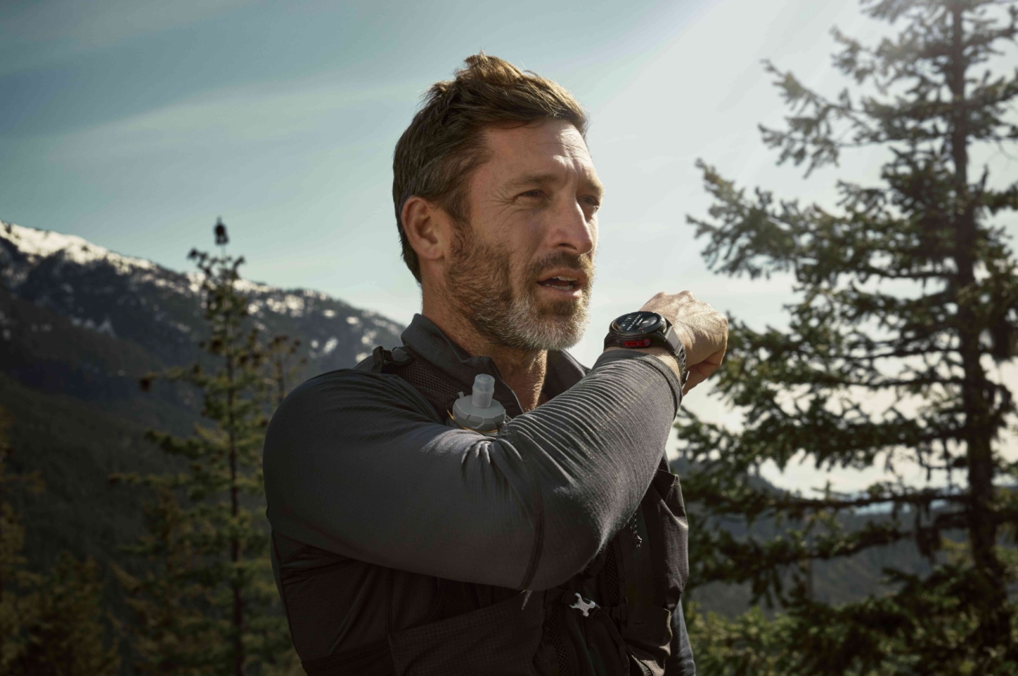 Garmin fēnix 8 Pro 登場！全球首款 MicroLED 智慧錶，內建腕上直接發送 SOS 功能