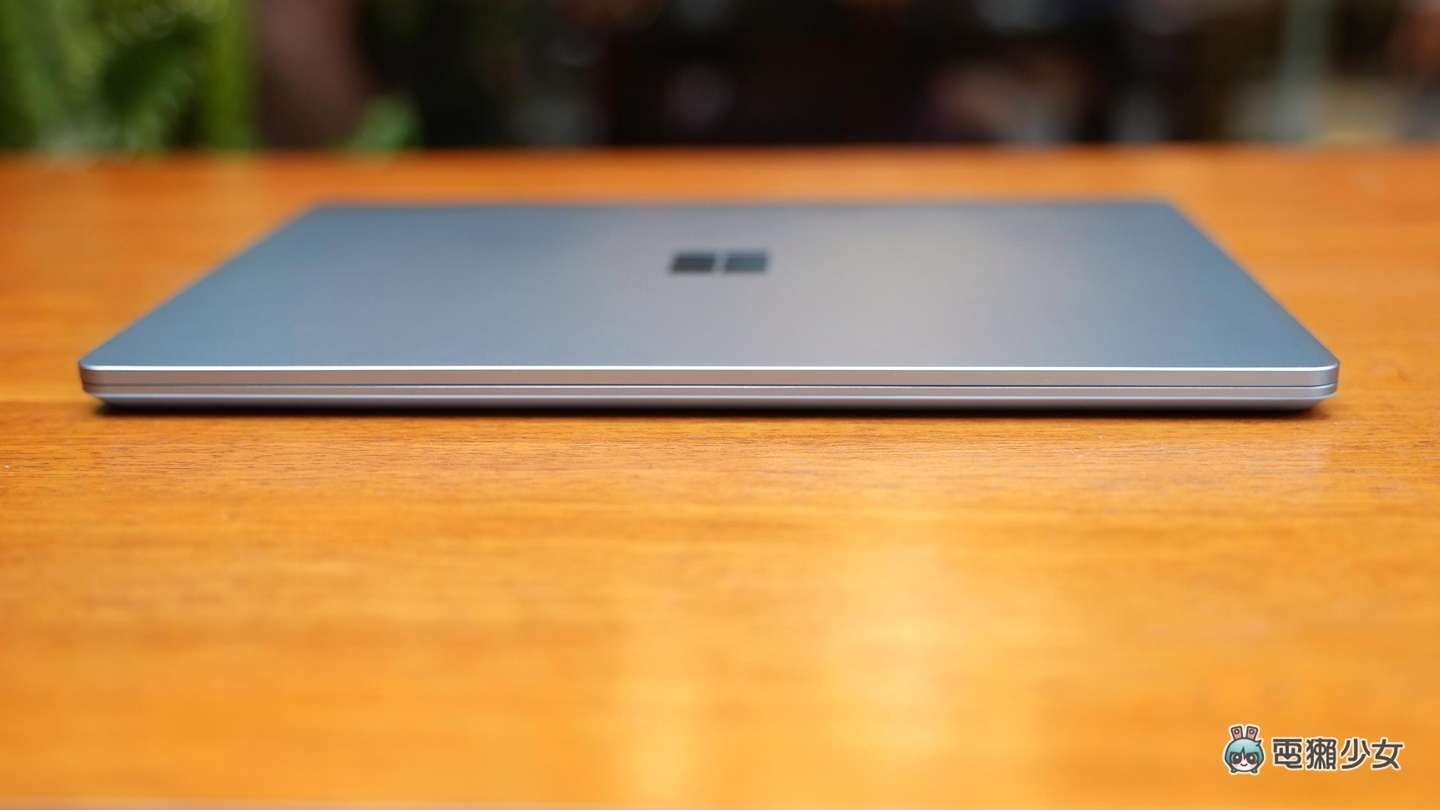這台好小好輕巧！微軟 Surface Laptop Go 頂級材質價格平易近人，輕量文書與娛樂我都要