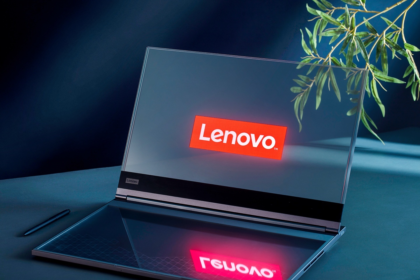 Lenovo ThinkBook 透明螢幕概念筆電在 MWC 亮相！具有 17.3 吋的透明螢幕，還內建了一塊繪圖板