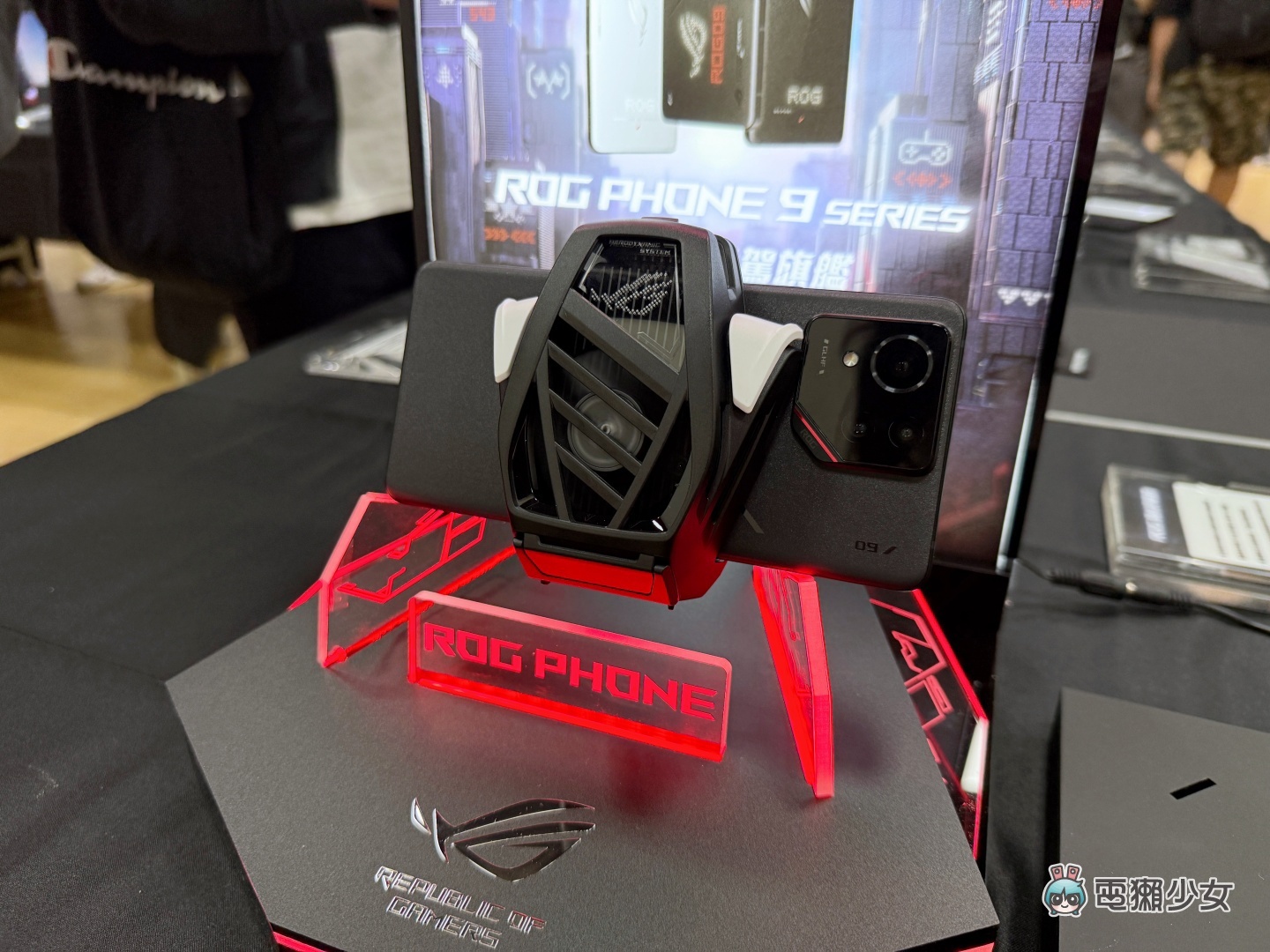 出門｜ROG Phone 9 系列強勢登場：AniMe Vision 變大了，還能玩超可愛的復古小遊戲！