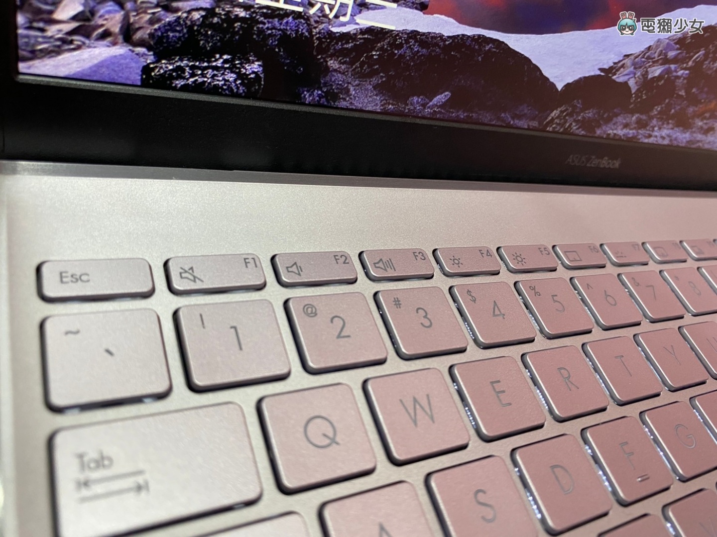 評測｜超美筆電！新一代華碩 ZenBook 13 / 14 續航力更升級！外出工作不怕沒電，還是連接埠完整的筆電中最輕薄的