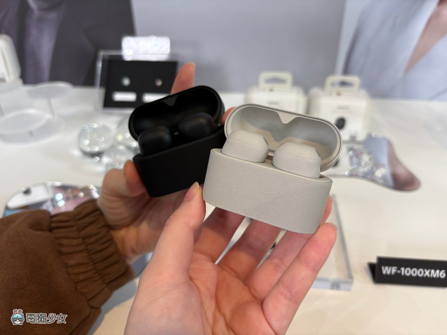 出門 ｜SONY WF-1000XM6 多一顆麥克風？！新一代降噪耳機亮點總整理　沙粉新色同步亮相