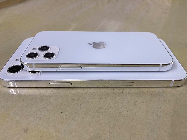 小尺寸手機派的福音？網友做出 5.4 吋 iPhone 12 模型機，對比新版 iPhone SE 更小巧