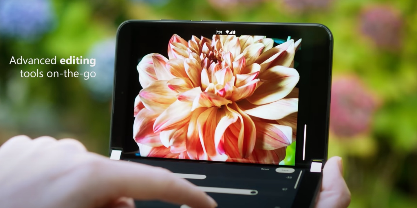 微軟雙螢幕摺疊手機 Surface Duo 2 登場！搭載高通 S888 並具有三主鏡頭，售價 1499 美元起！