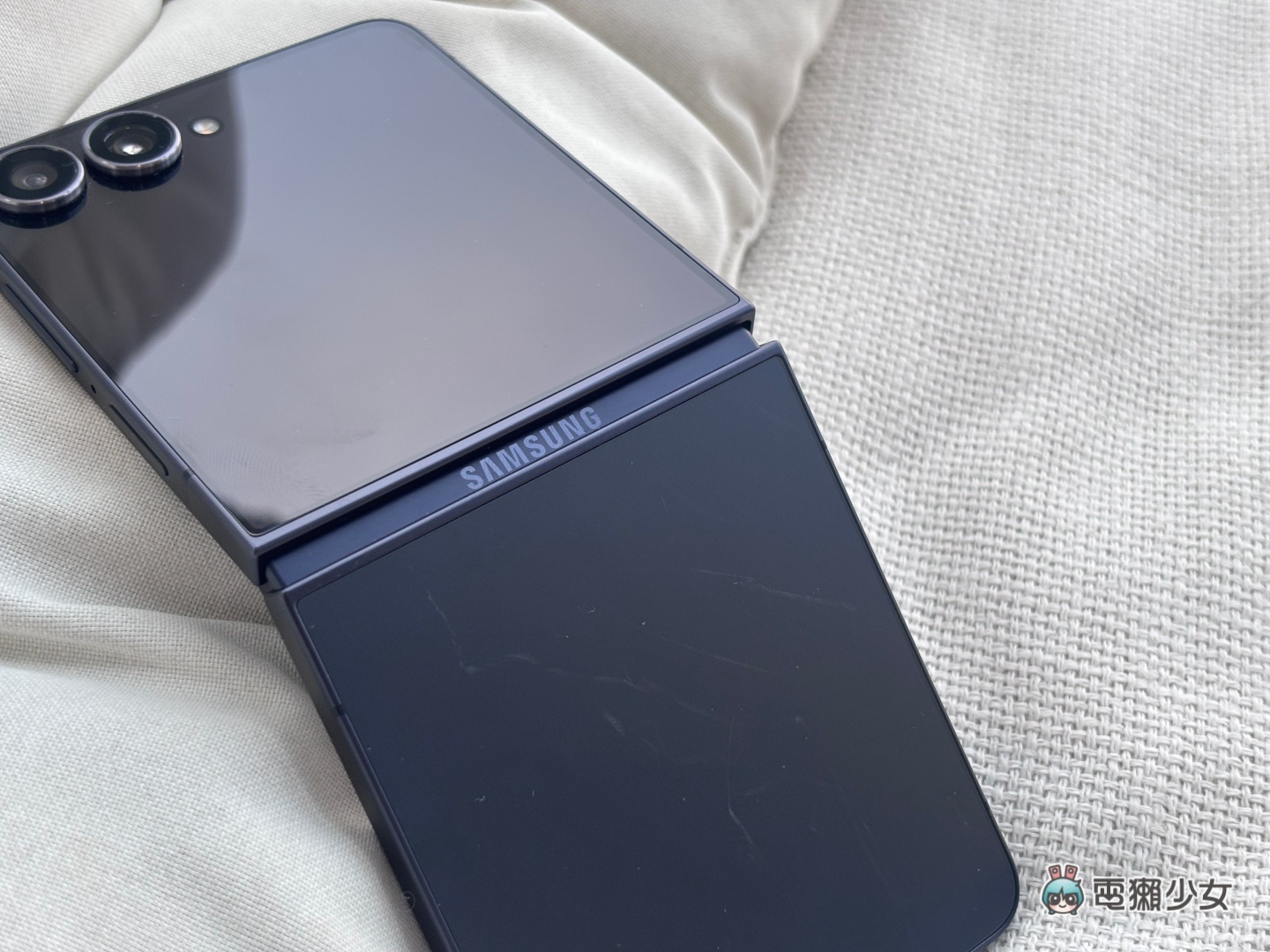 開箱｜三星 Galaxy Z Flip7 一日挑戰：自拍功能、攜帶收納、使用心得，和 Z Flip6 差在哪裡！
