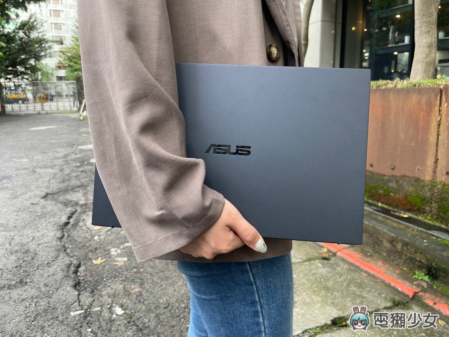 只有 880g！最輕薄的 14 吋 商務筆電『 ASUS ExpertBook B9（B9400）』又來了 搭載最新第 11 代處理器