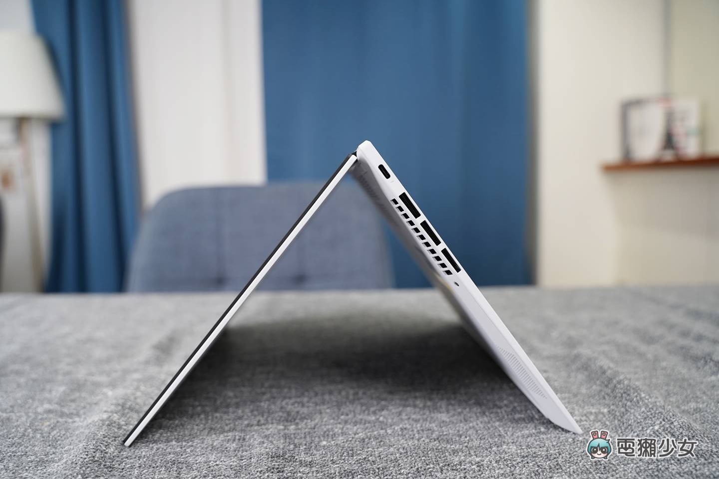 機比人美這怎麼行 Zenbook S 13 Flip OLED（UP5302）翻轉觸控筆電，1.1 公斤當平板公主抱