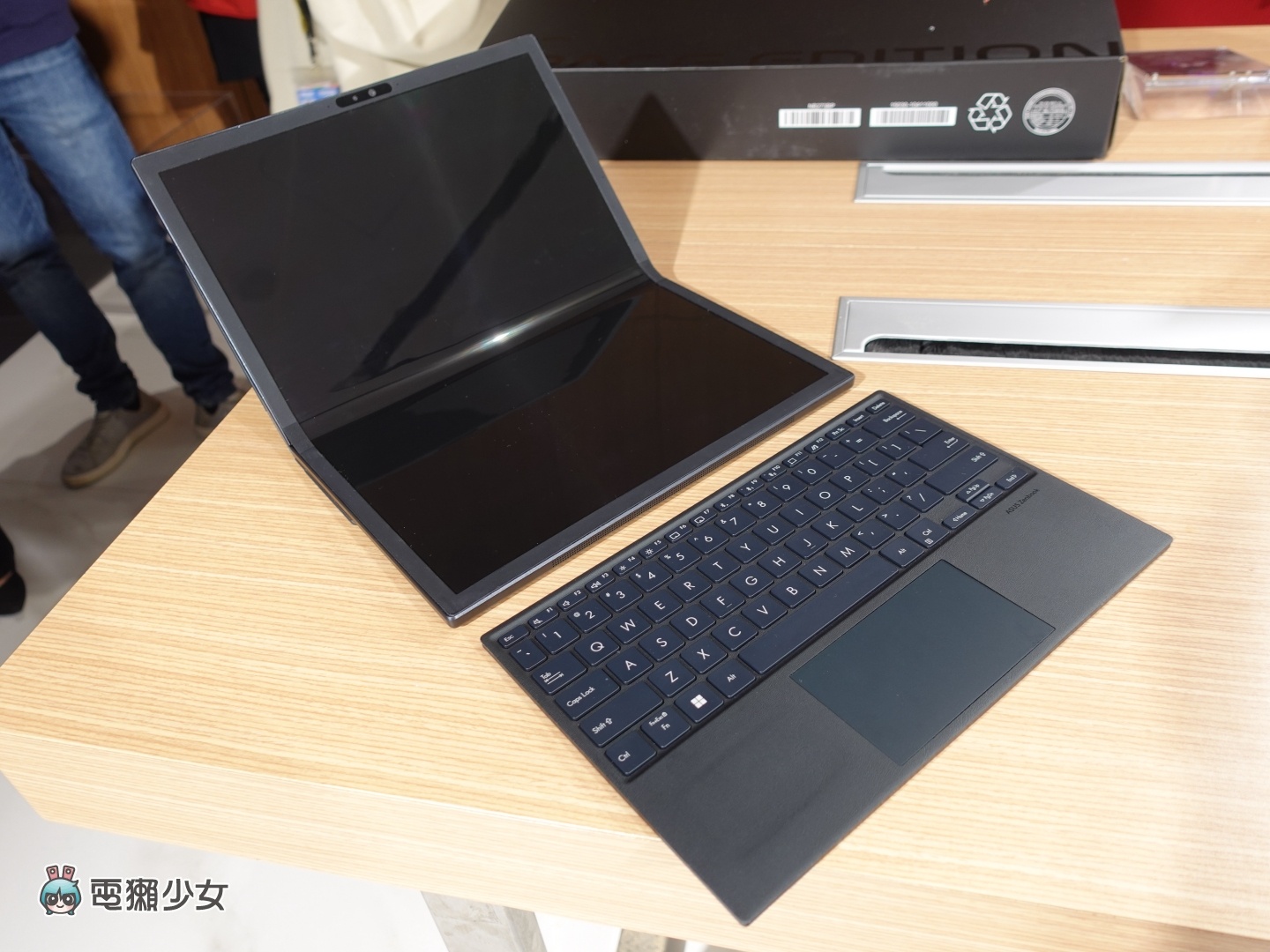 摺疊手機不夠看！華碩發表 17 吋的摺疊式筆電『 Zenbook 17 Fold OLED 』