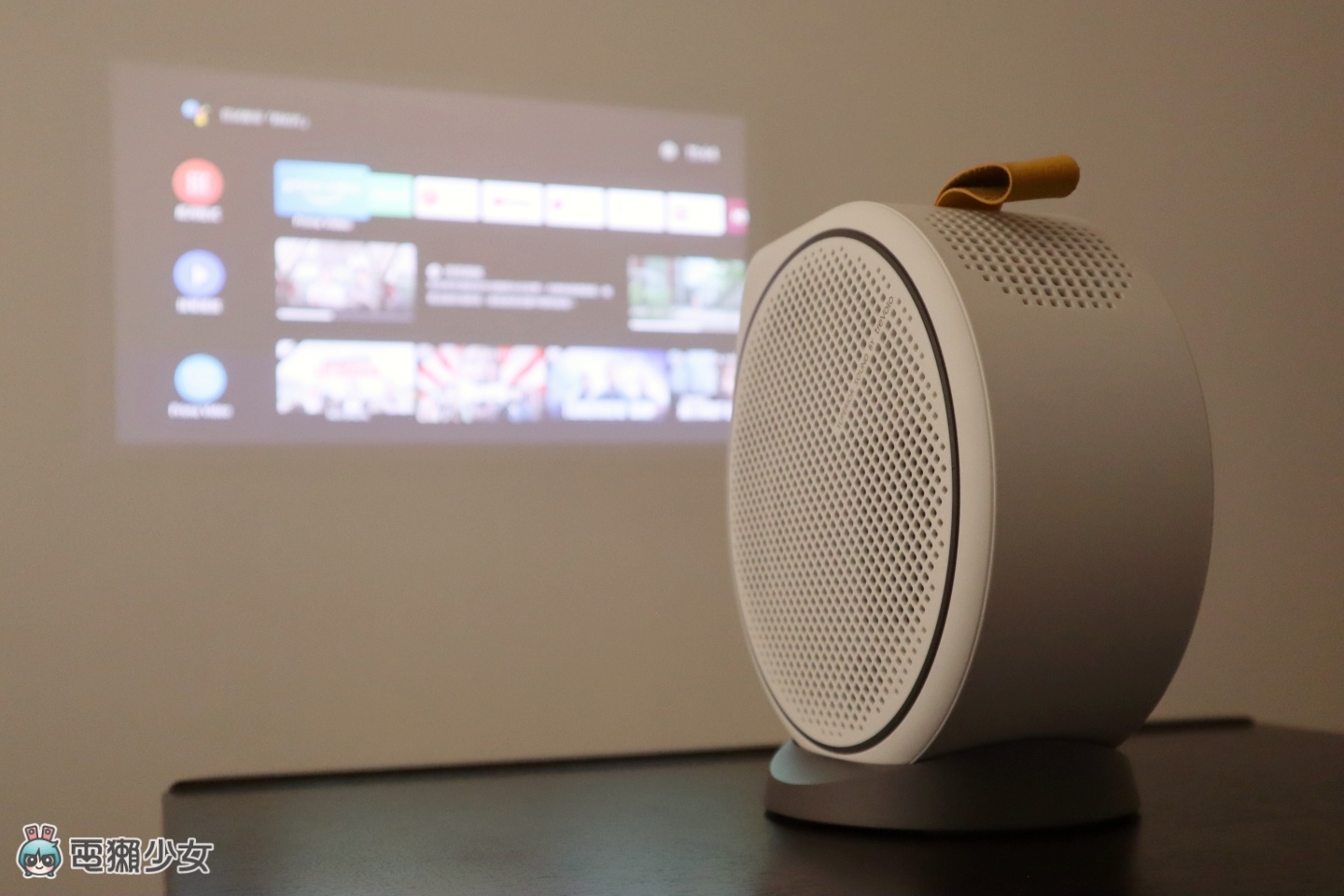 把家裡打造成小電影院！BenQ 微型投影機『 GV30 』多角度調整超輕鬆 支援 2.1 聲道的喇叭帶給你震撼音效