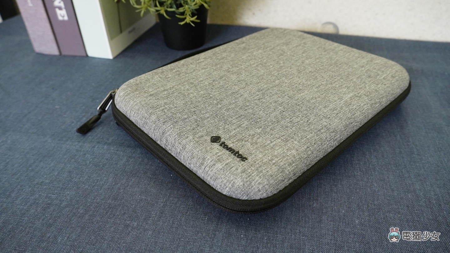 開箱｜想找 iPad 保護殼嗎？『 Tomtoc 多功能平板硬殼收納包 』使用心得分享！同場加映：多角度折疊平板保護套