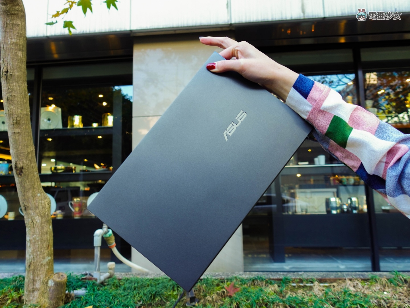 開箱｜『 ASUS ZenBook 14 Ultralight 』不到一公斤的超輕薄筆電 效能、續航也一次點滿！