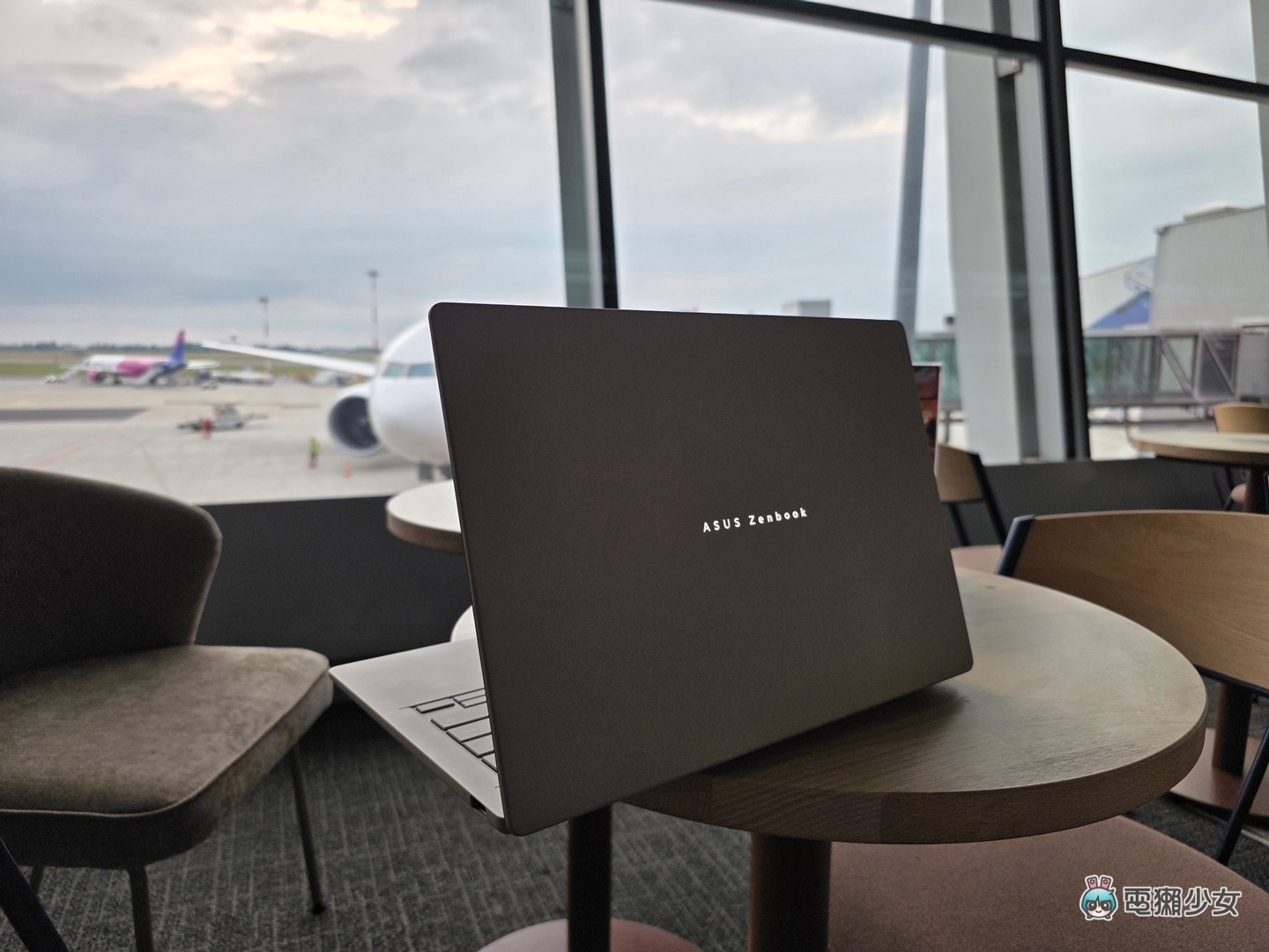 我選了一台高通筆電  ASUS Zenbook A14（UX3407）不到四萬元、低於一公斤