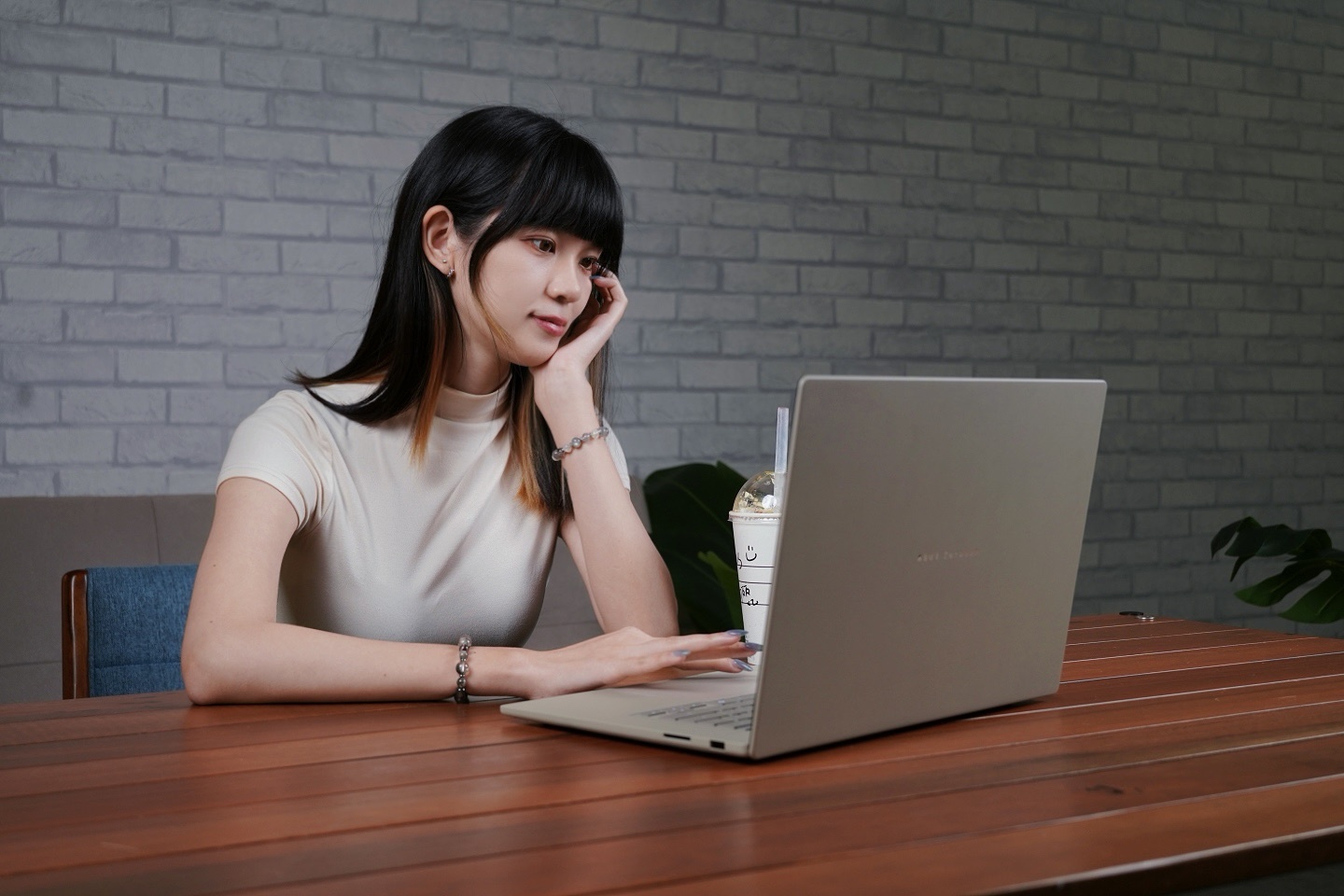 【評測】ASUS Zenbook A16 (UX3607OA) 開箱：金色機身我喜歡你啊 😍