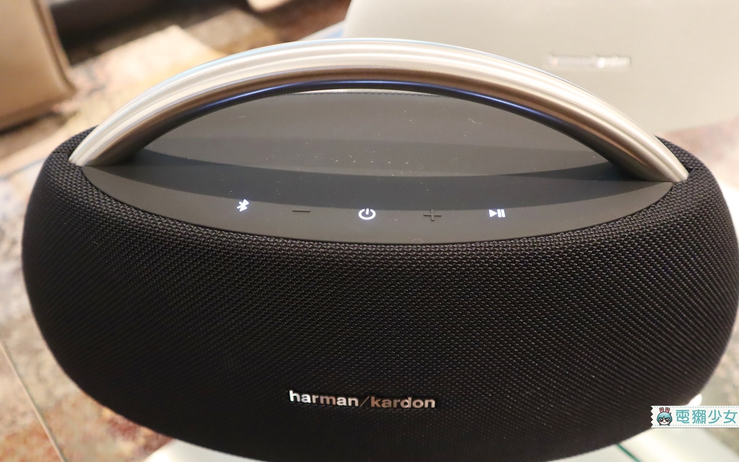 Harman Kardon 新款移動式藍牙喇叭GO+PLAY、Onyx Studio 6，根本時尚手提包，一體式音響Enchant 1300、Enchant 800讓客廳變成國家音樂廳