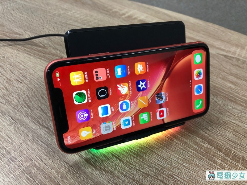開箱｜Razer Phone 2的專屬無線充電座 超浮誇RGB燈光才能配得上電競手機啊～