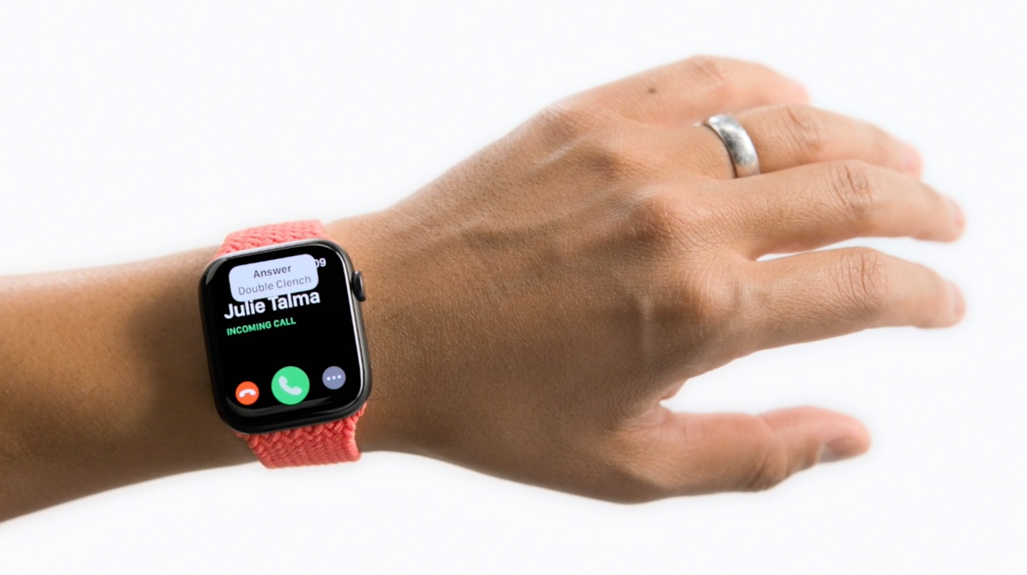蘋果為身障人士推出五項新功能！未來只要握拳就能用 Apple Watch 接聽來電