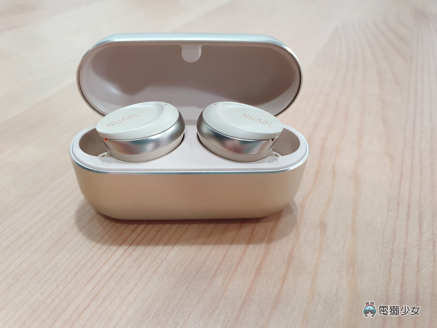 開箱｜Nuarl N6 mini 真無線耳機，不到三千元、體積縮小更好戴，還新增了環境音功能
