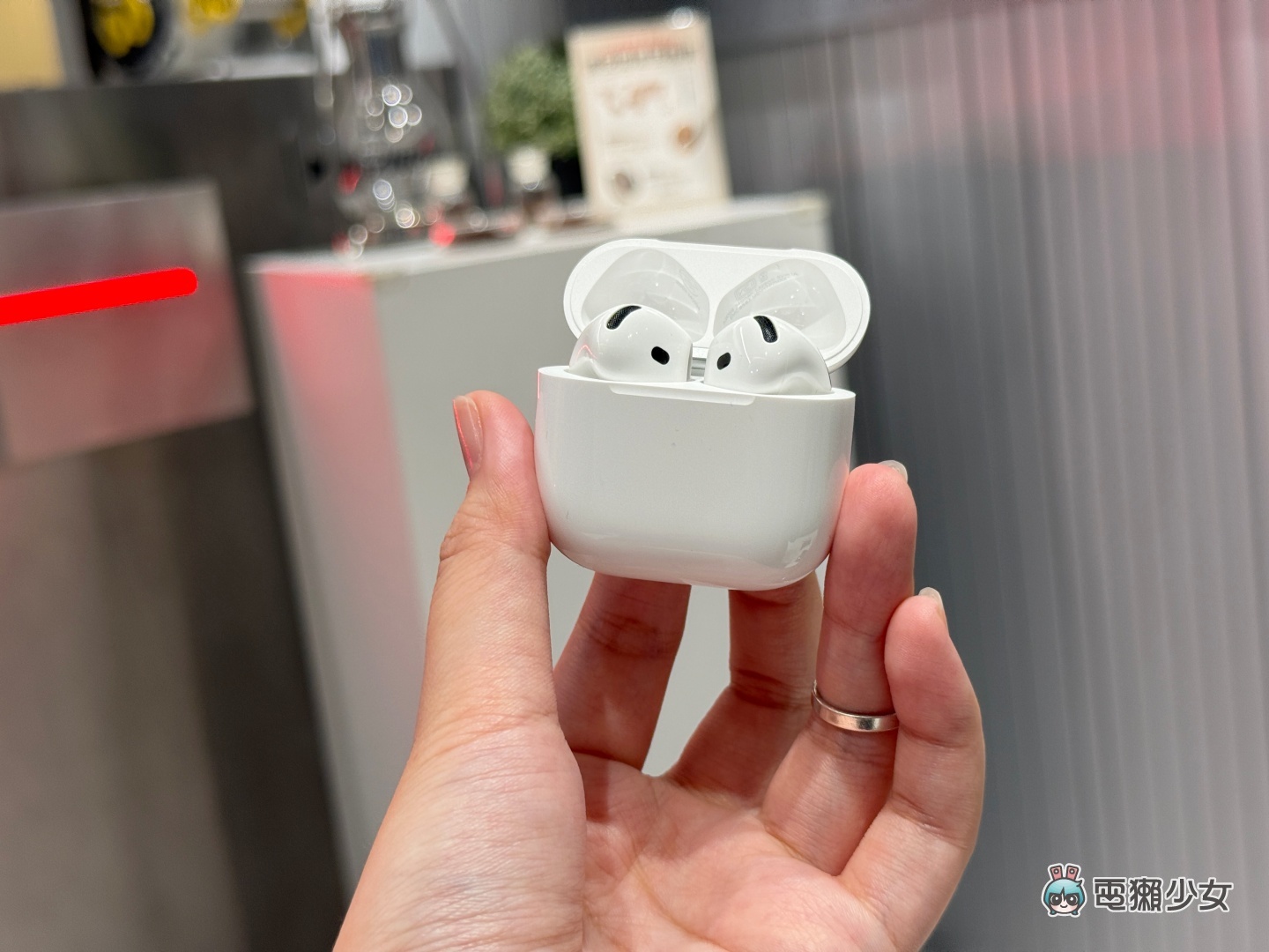 AirPods 4 蛇年特別款限量開賣！AirPods 4 主動降噪和一般版差在哪？價差 1,500 元能獲得哪些功能？