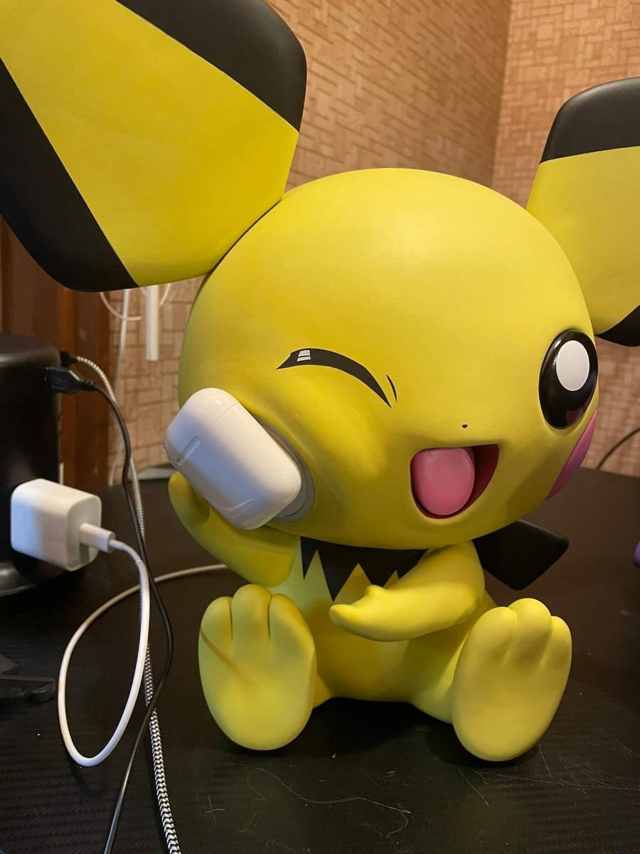 超萌！日本網友自製精靈寶可夢皮丘『 無線充電版 』吸上臉頰就能充電