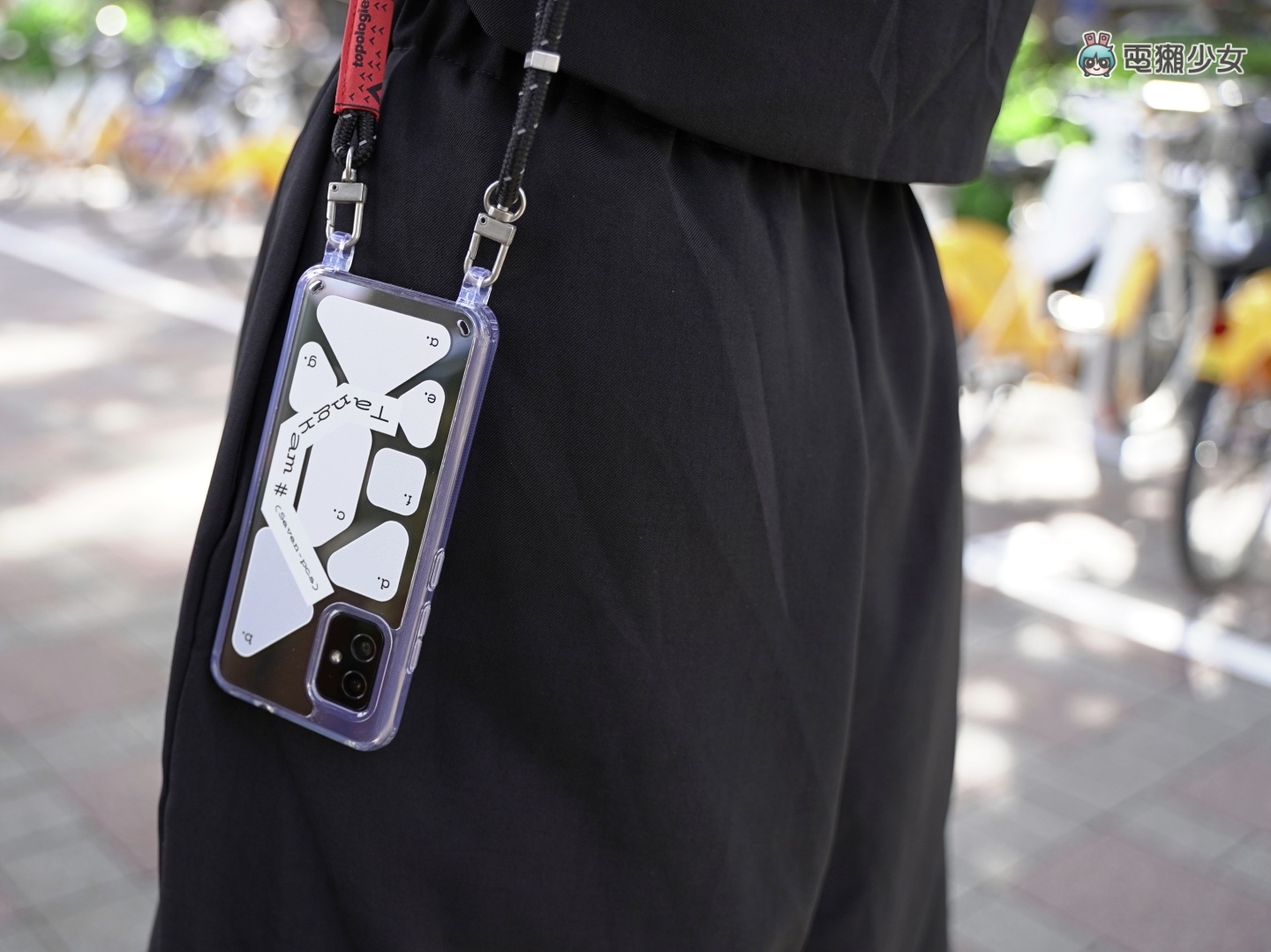 也太好看！Zenfone 8 設計師聯名手機殼限量登場 搭配 Topologie 繩索背帶時尚及便利性滿分