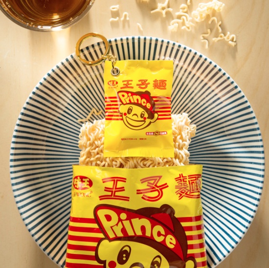 『 王子麵 50 週年紀念悠遊卡 』開賣 售價 190 台幣 搖起來會有沙沙聲 是小時候最愛吃的零嘴！