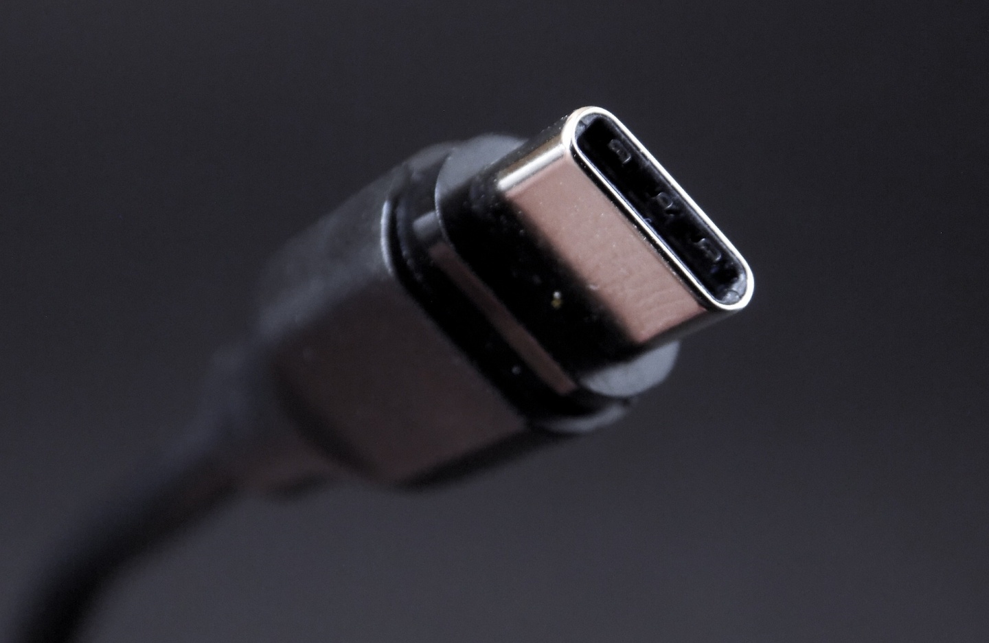 USB-C 新規格 支援最高 240W 功率 未來可用在電競筆電、高規格顯示器供電