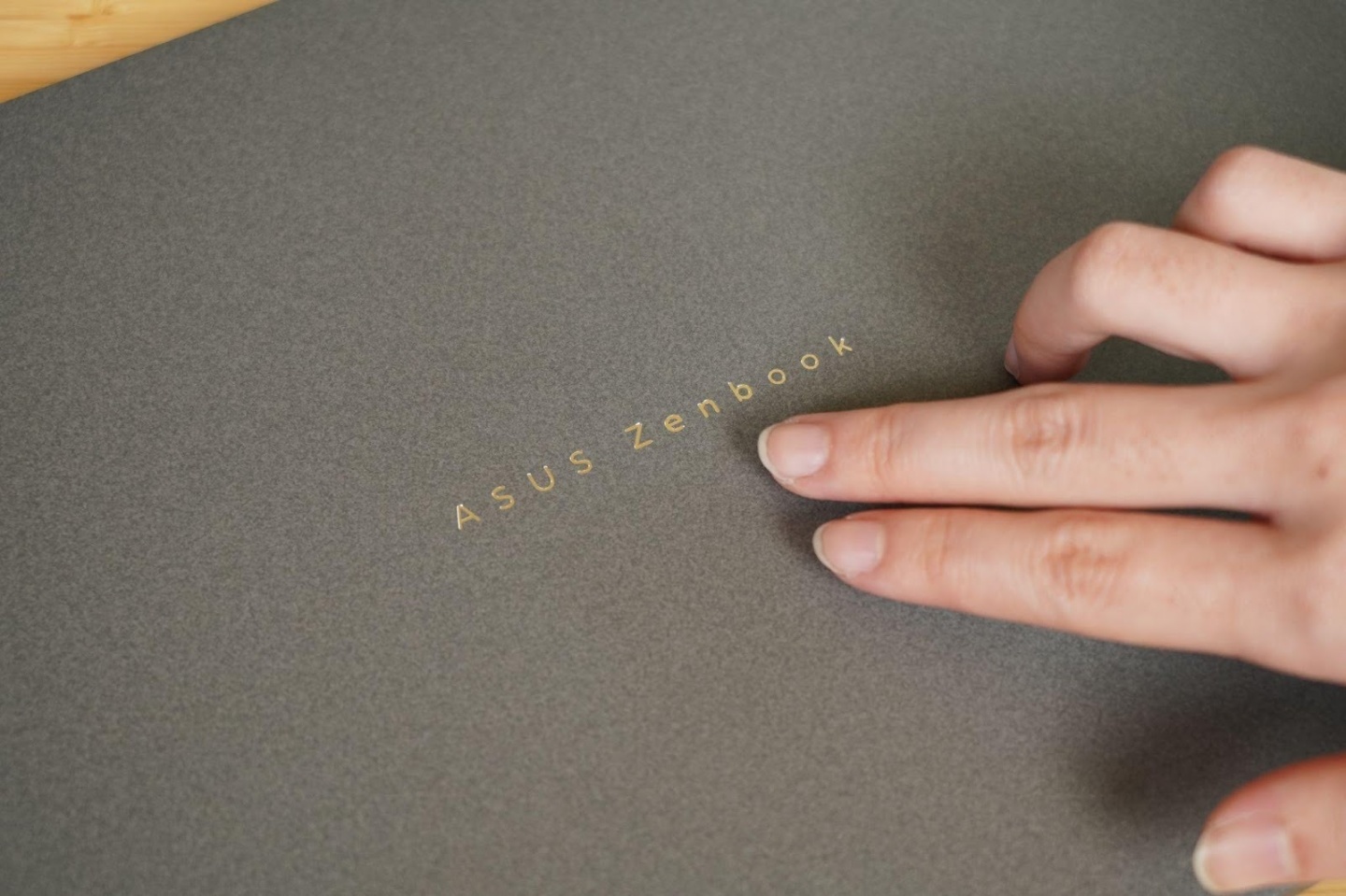 【評測】ASUS Zenbook S14 (UX5406AA) 開箱：不簡單的新機身 + 最新 Intel® Core™ Ultra 9 系列 3 處理器