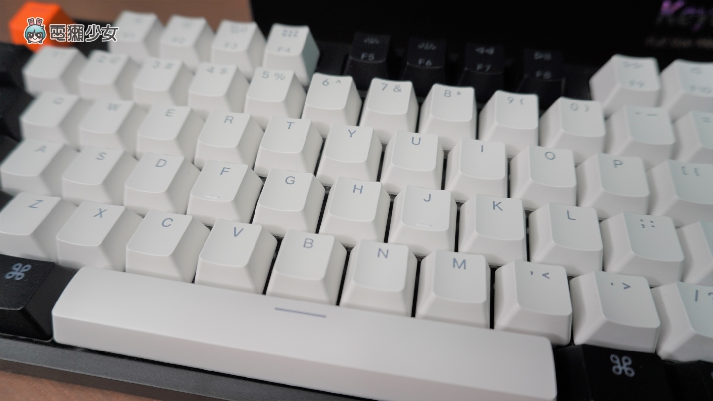 開箱｜高 CP 值機械鍵盤『 Keychron C2 』 15 種 RGB 燈效、支援雙系統 還可以自己換軸體（同場加映 Keychron C1）