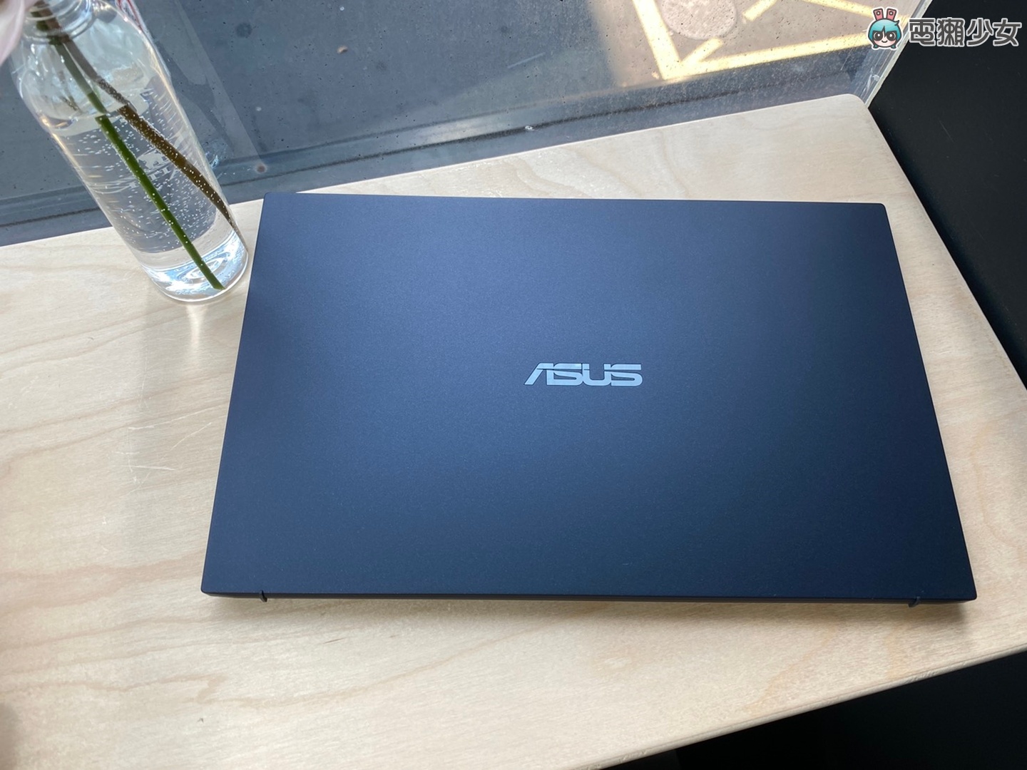 開箱｜不到一公斤的商務筆電『 ASUS ExpertBook B9 』不只輕薄還有 24 小時續航力！