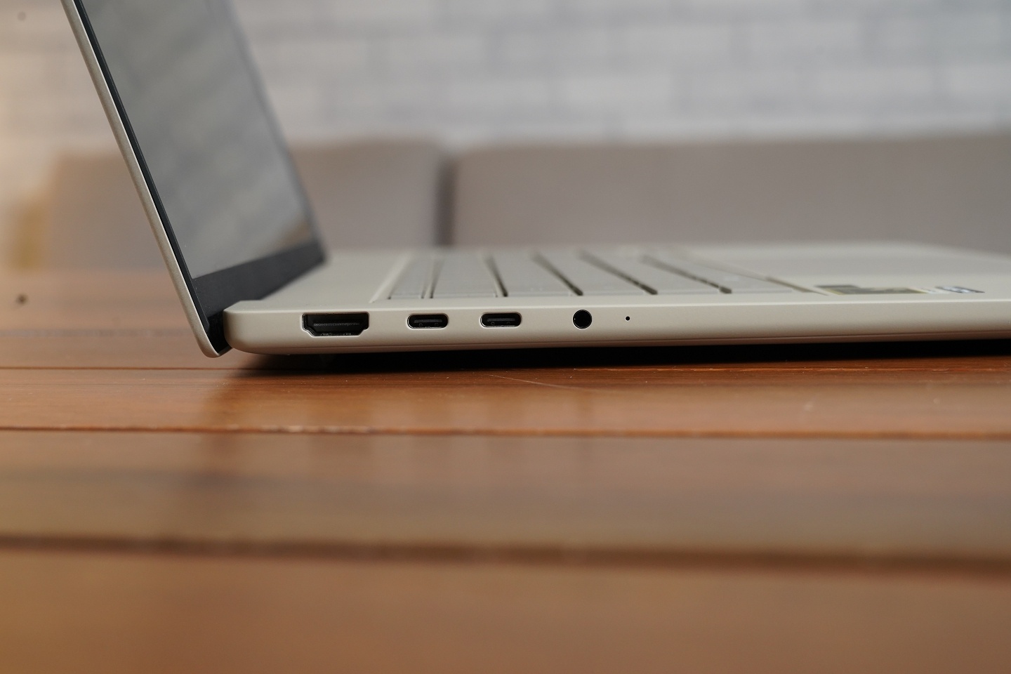 【評測】ASUS Zenbook A16 (UX3607OA) 開箱：金色機身我喜歡你啊 😍