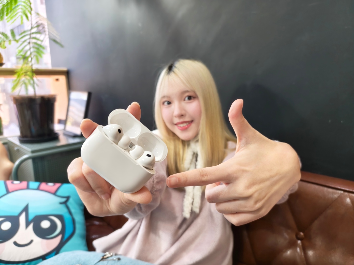 原來你戴了好幾年的 AirPods 根本戴錯?全球爆紅「正確戴法」掀戰火,連 AI 都來插嘴 原來你戴了好幾年的 AirPods 根本戴錯?全球爆紅「正確戴法」掀戰火,連 AI 都來插嘴