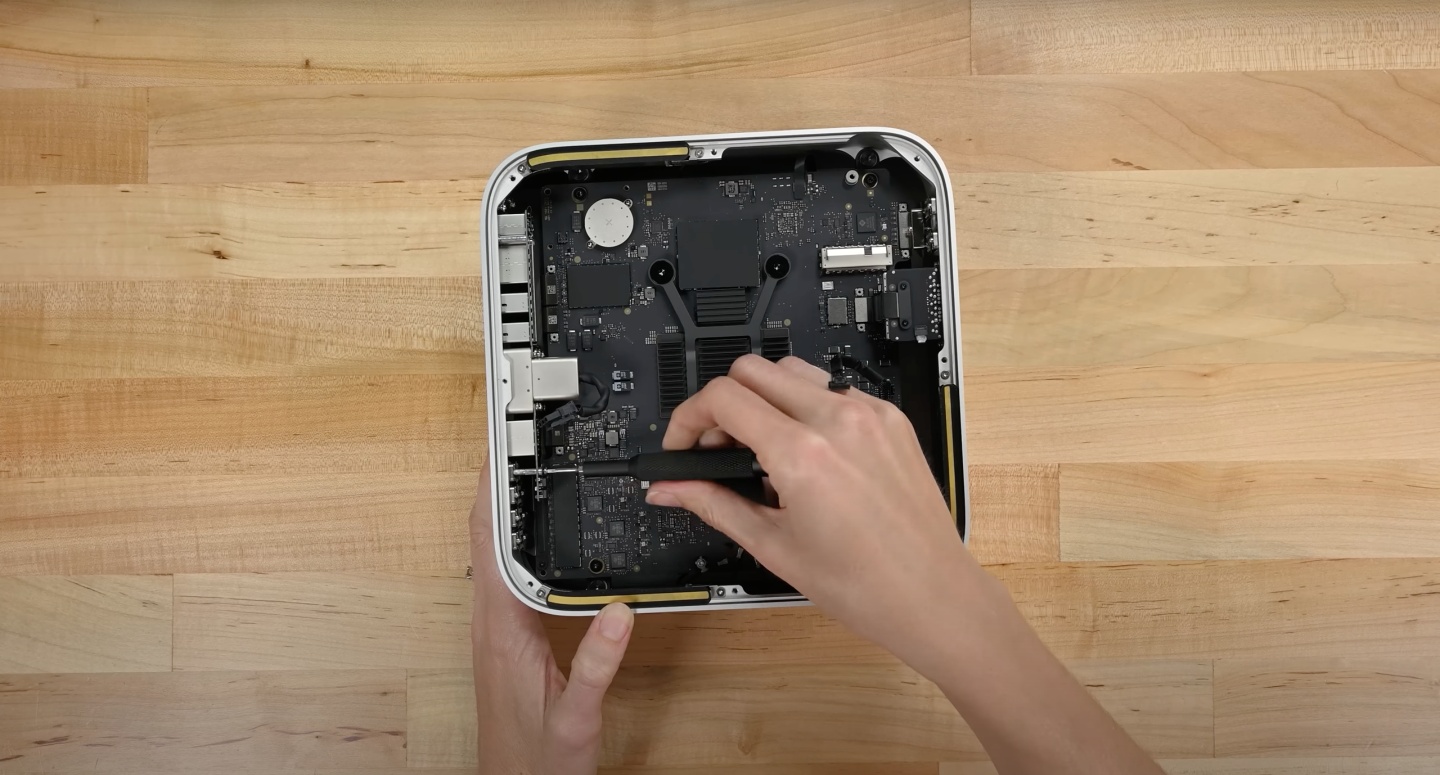 iFixit 拆解蘋果 Mac Studio：不難拆，但恐怕無法自行升級 SSD