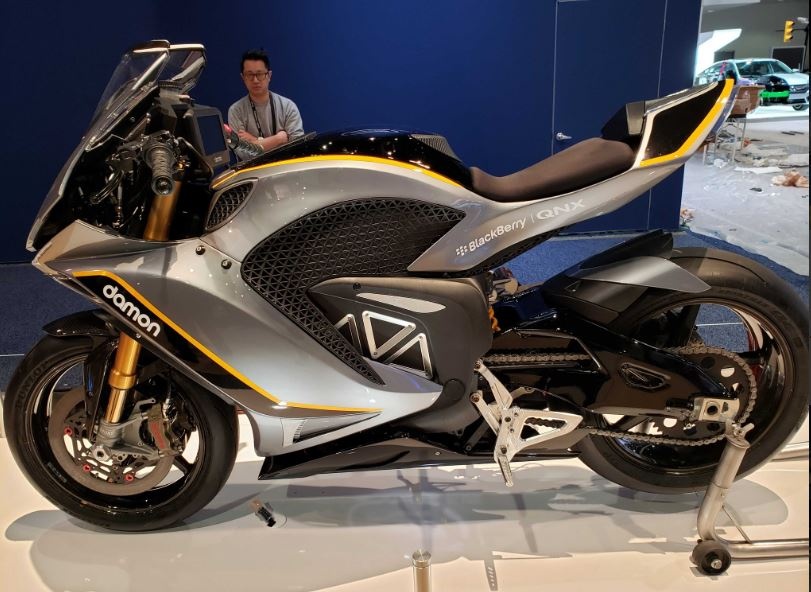 黑莓聯手 Damon Motorcycles 打造電動重機！還具備碰撞預警能力