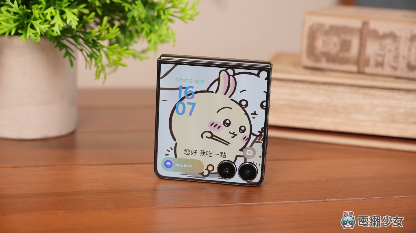 開箱｜三星 Galaxy Z Flip7 一日挑戰：自拍功能、攜帶收納、使用心得，和 Z Flip6 差在哪裡！