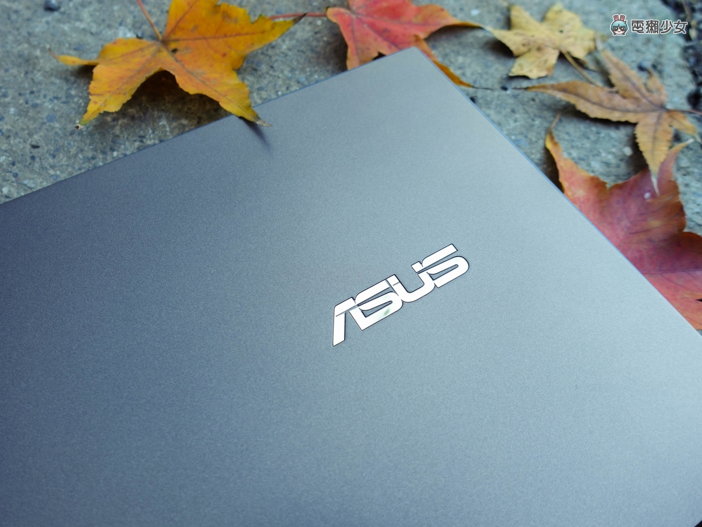 開箱｜『 ASUS ZenBook 14 Ultralight 』不到一公斤的超輕薄筆電 效能、續航也一次點滿！
